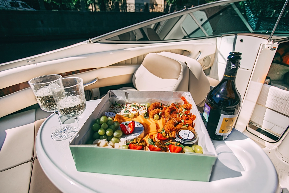 Катер Moulin Rouge image- 6